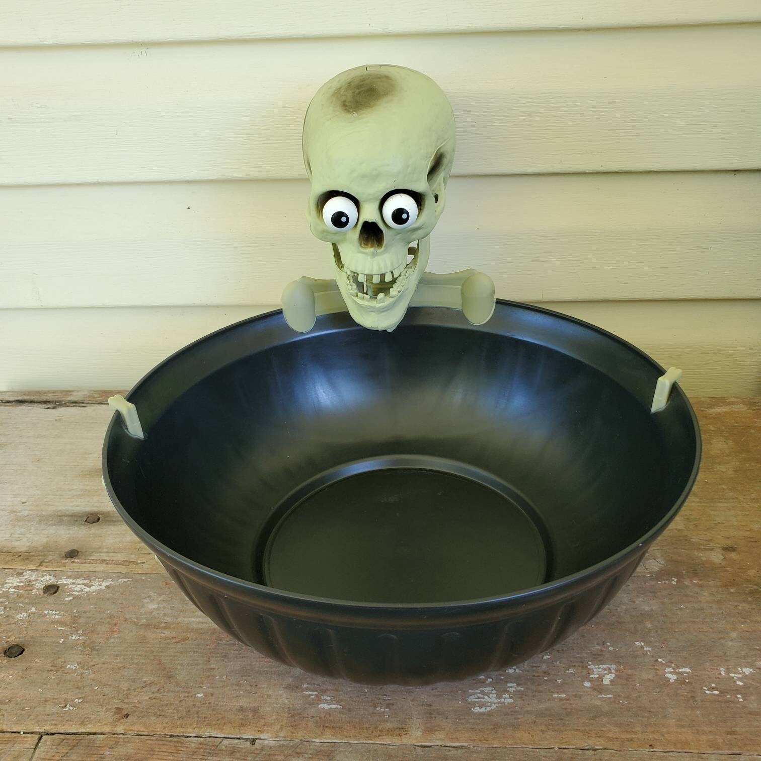 Gemmy Halloween Motion Activated Talking Skull Animated Jaw Red Eyes