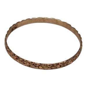 Pierścionek dla dziecka ze złota próby 10 000, rozmiar 1, obrączka z motywem kwiatowym – Antique Estate Jewelry zdjęcie 4