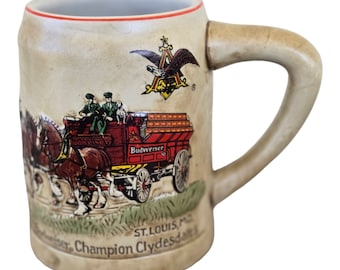 1980 Budweiser Champion Clydesdales Holiday Stein Ceramarte Red Cases VG condition, chope à bière, 1er de la collection, cadeau fête des pères, anniversaire