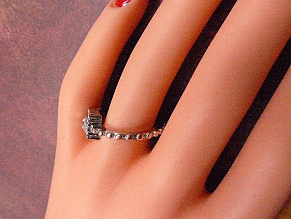 Vintage Square Rhinestone Solitaire Ring -- Size … - image 3