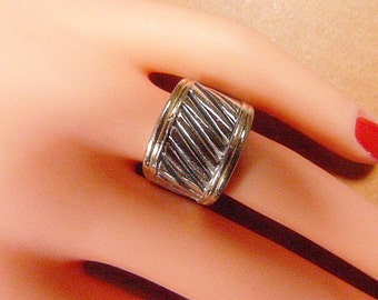 Vintage Silber und Schwarz Gerippter Ring -- Größe 5 - R-282
