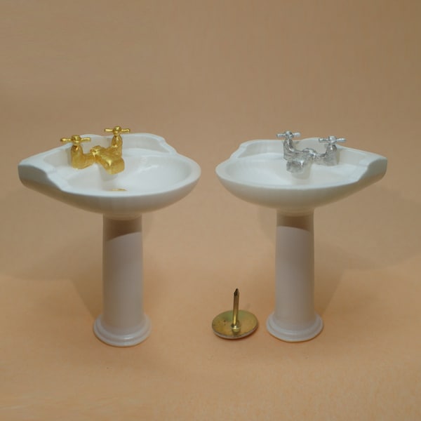 Traditional bathroom sink, 1/24th scale