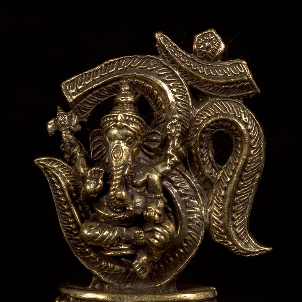 Statue de Ganesh - Amulette de statue de Ganesh et ohms assis en laiton de Thaïlande - 6,5 cm (2,55")