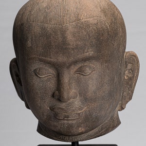Antique Khmer Style Seated Khmer King Suryavarman II Statue Antique Khmer Style Seated Khmer King Suryavarman II Statue