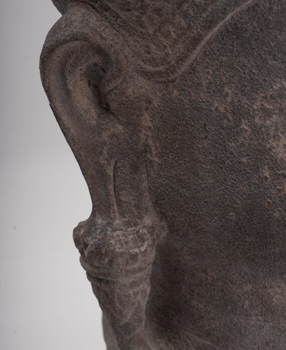 ジャヤヴァルマン像 - アンティーククメール様式の石造ジャヤヴァル