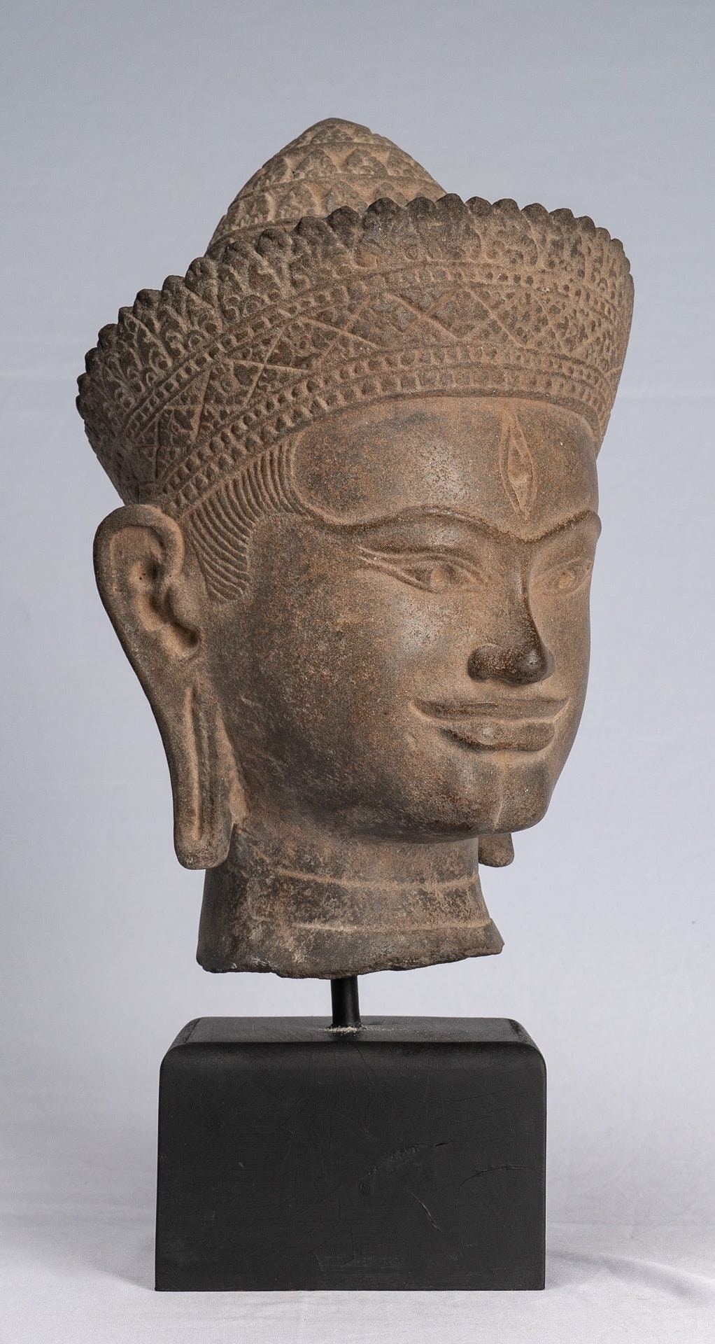 仏像 - アンティーク アンコール ワット スタイルの石に取り付けられた