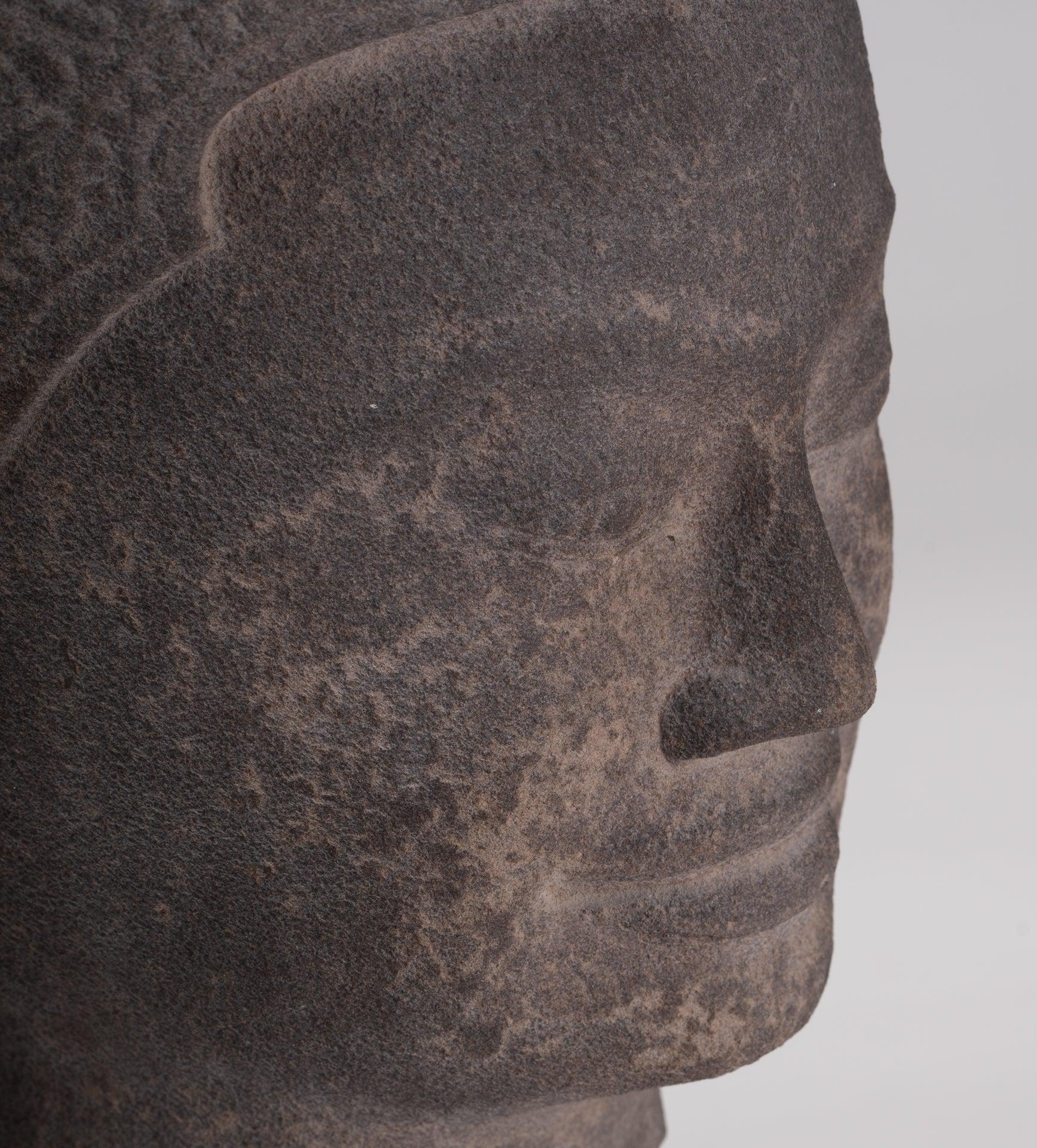 ジャヤヴァルマン像 - アンティーククメール様式の石造ジャヤヴァル