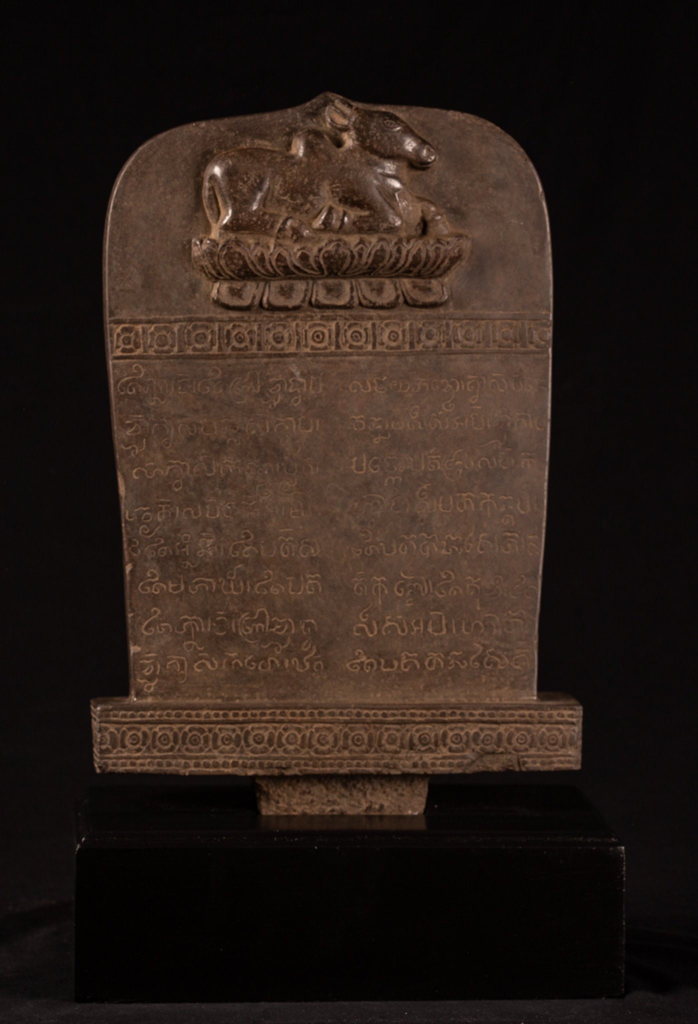 Antike 18th Century Stone Khmer Sanskrit Stele mit Nandi - 65cm / 26"
