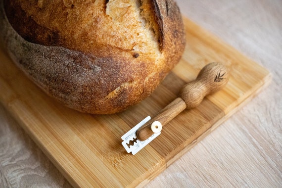 Zulay Kitchen Bread Lame Dough Scoring Tool - Hand Crafted Bread Scoring  Tool to Cut Designs on Sourdough, Homemade Bread - Bread Scoring Knife With  6