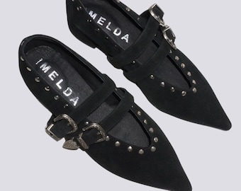 Schwarze flache flache Schuhe mit Schnallenriemen
