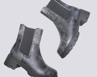 Schwarze Ankle Boots aus Leder mit seitlichem Gummizug und Gummisohle