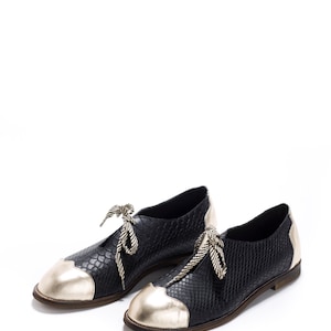 Sale Black Oxford Flat Shoes. Black and Gold oxford shoes Tie oxford shoes .Woman Oxford. Handmade by Imelda. imagem 5