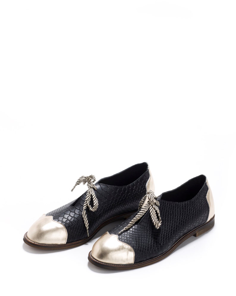 Sale Black Oxford Flat Shoes. Black and Gold oxford shoes Tie oxford shoes .Woman Oxford. Handmade by Imelda. imagem 5