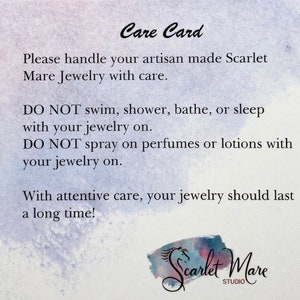 Pode incluir: Cart&atilde;o de cuidados com instru&ccedil;&otilde;es sobre como manusear joias artesanais. O cart&atilde;o tem um fundo de aquarela com uma ilustra&ccedil;&atilde;o de cavalo e o texto "Scarlet Mare Studio".