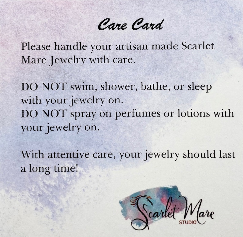 Pode incluir: Cart&atilde;o de cuidados com instru&ccedil;&otilde;es sobre como manusear joias artesanais. O cart&atilde;o tem um fundo de aquarela com uma ilustra&ccedil;&atilde;o de cavalo e o texto "Scarlet Mare Studio".