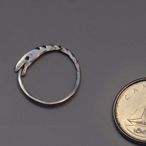 Einzelner Ouroboros Ohrring, Sterlingsilber Schlangenohrring, kleine Silber Hoop, Single Hoop Ohrring, Herren Ohrring Mann Ohring Unisex männlich Ohrring