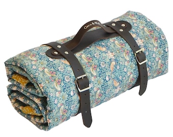 Picknickkleed gemaakt met Liberty Fabric Strawberry Thief & Capel Mosterd