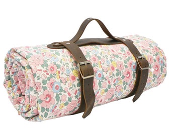 Picknickdeken gemaakt met Liberty Fabric Betsy Candy Floss & Mitsi Valeria Pink