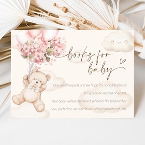 Puede incluir: Tarjeta de invitación para baby shower con un osito de peluche sosteniendo globos y flores. El texto dice "books for baby" y pide a los invitados que traigan un libro en lugar de una tarjeta. La tarjeta tiene una paleta de colores pastel.
