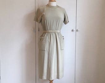 A Gorgeous Vintage 1960's beige day dress with short sleeves & oversized pockets