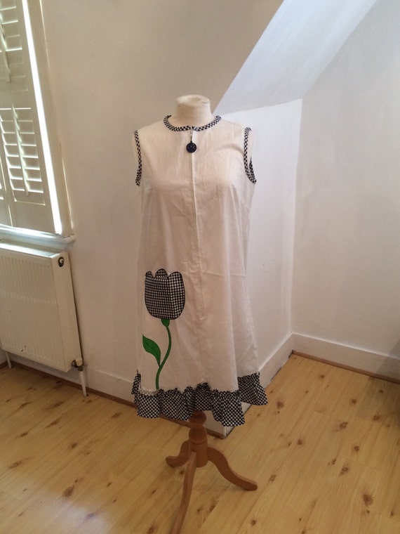 Lovely white Vintage 1960s light shift dress with