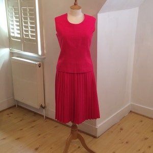 hot pink 1960s pleated skirt suit image 2