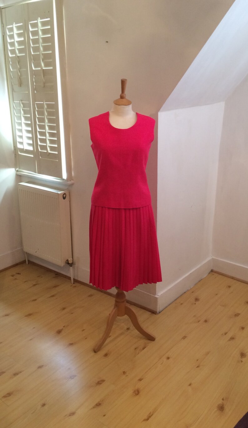 hot pink 1960s pleated skirt suit image 2