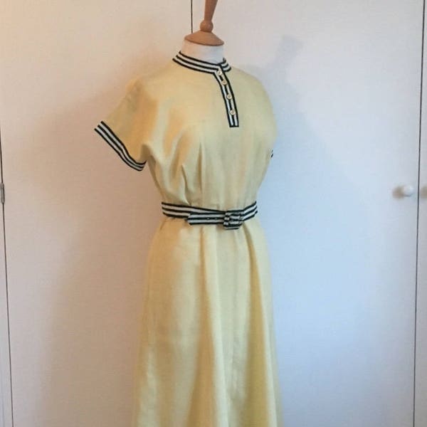 Zitronengelbes Vintage 50er Jahre Tenniskleid mit hohem Hals, kurzen Ärmeln und swingigem Rock