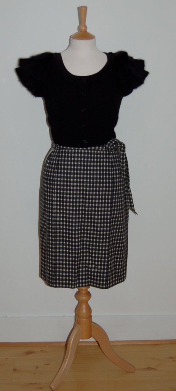 A lovely 1950s black and White Checked Vintage Sk… - image 4