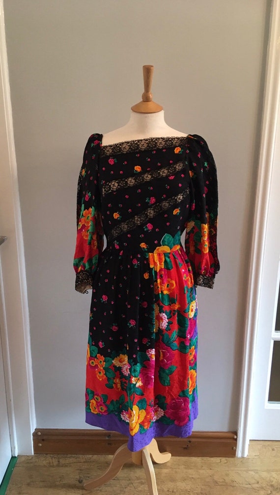 A beautiful silk black and floral 1980s vintage d… - image 2