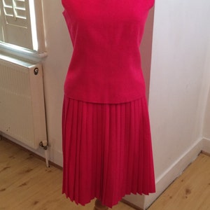 hot pink 1960s pleated skirt suit image 3