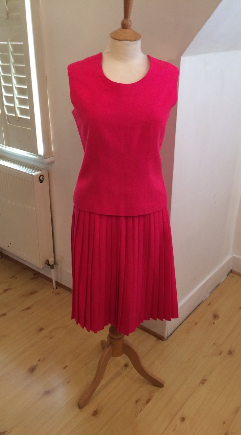 hot pink 1960s pleated skirt suit image 3