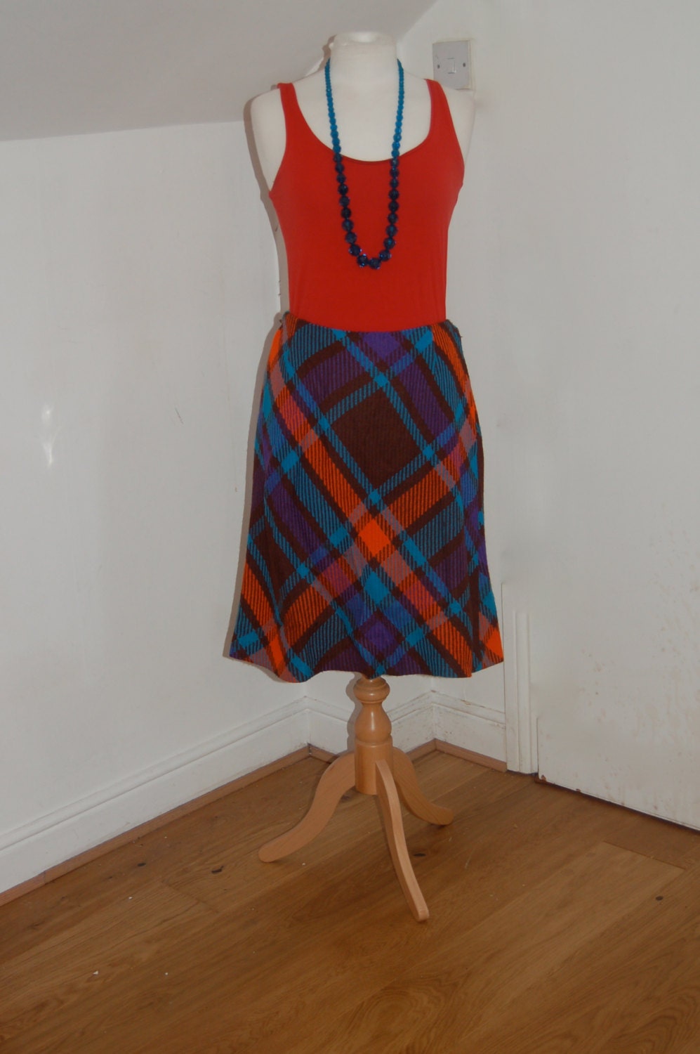 Retro originele vintage wollen tartan rok uit de jaren 60 in levendige bruine, oranje, paarse en elektrischblauwe strepen