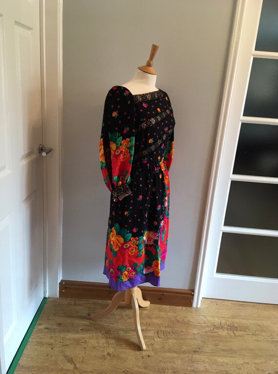 A beautiful silk black and floral 1980s vintage d… - image 3