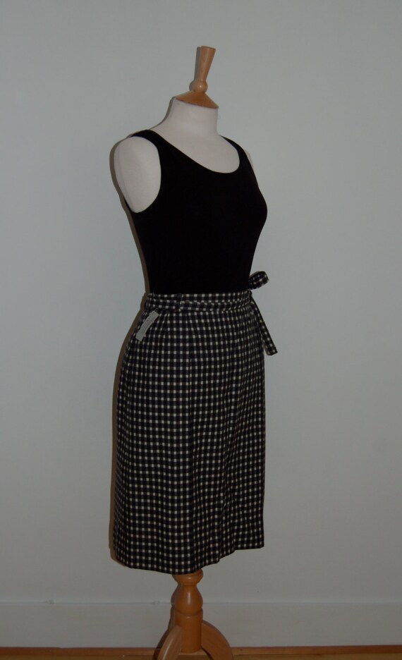 A lovely 1950s black and White Checked Vintage Sk… - image 2