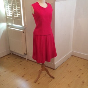 hot pink 1960s pleated skirt suit image 4