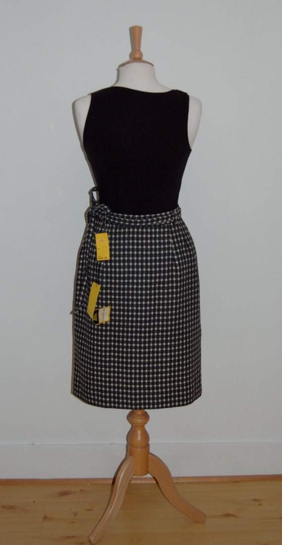 A lovely 1950s black and White Checked Vintage Sk… - image 3
