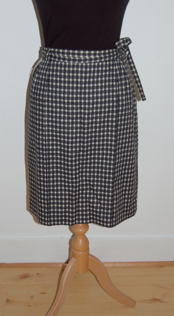 A lovely 1950s black and White Checked Vintage Sk… - image 5