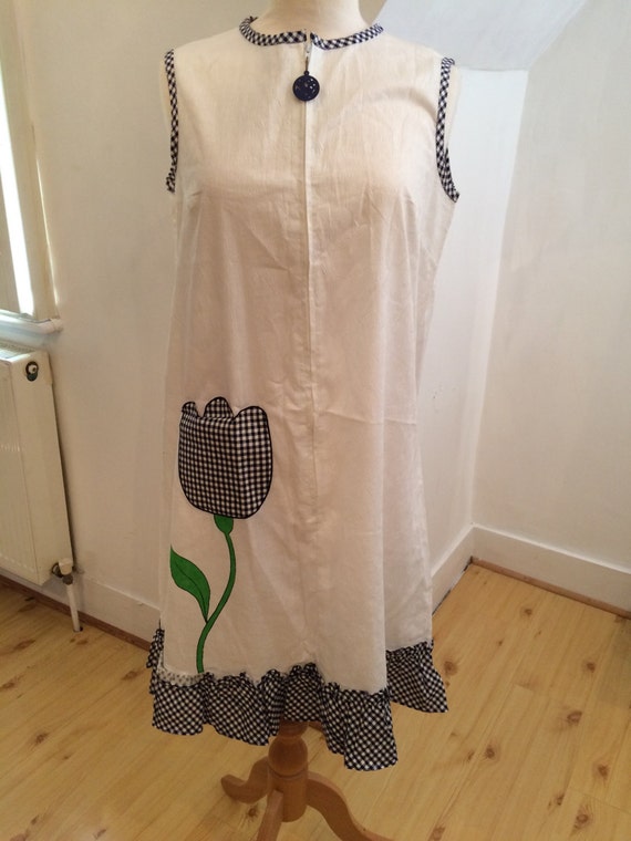 Lovely white Vintage 1960s light shift dress with… - image 3