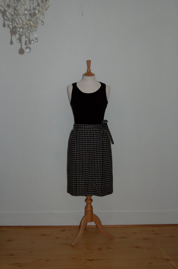 A lovely 1950s black and White Checked Vintage Sk… - image 1