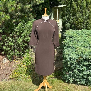 A Gorgeous chocolate brown cheongsam 1980&#39;s figure hugging dress. Size M