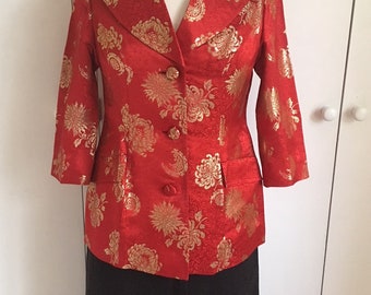 Bellissima giacca vintage in seta rosso scarlatto e oro degli anni '60 con motivo floreale dorato e ricami rossi