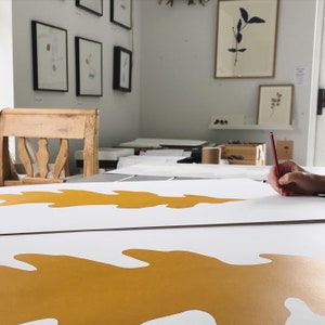 Oak leaf giant silhouette yellow ochre original screenprint minimalist botanical imagem 6