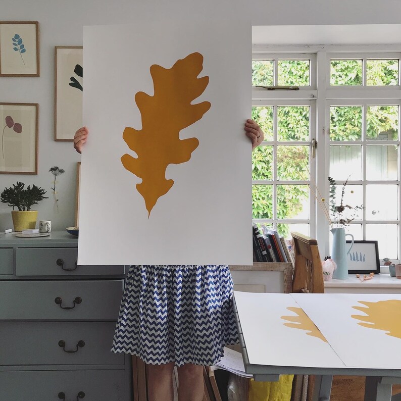 Oak leaf giant silhouette yellow ochre original screenprint minimalist botanical imagem 1