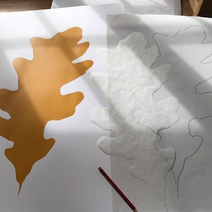 Oak leaf giant silhouette yellow ochre original screenprint minimalist botanical imagem 2