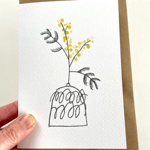 Gelbe Mimose Blumen in Vase Freundschaft Grußkarte Monoprint Kunst Frühling alle Anlässe