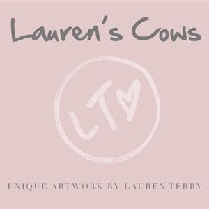 K&ouml;nnte beinhalten: Ein rosa Hintergrund mit dem Text "Lauren's Cows" in grauer Schrift. Ein wei&szlig;er Kreis mit grauer Umrandung enth&auml;lt die Initialen "LT" mit einem Herzsymbol. Der Text "UNIQUE ARTWORK BY LAUREN TERRY" befindet sich am unteren Rand des Bildes.