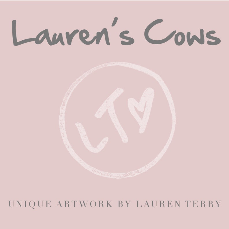 K&ouml;nnte beinhalten: Ein rosa Hintergrund mit dem Text "Lauren's Cows" in grauer Schrift. Ein wei&szlig;er Kreis mit grauer Umrandung enth&auml;lt die Initialen "LT" mit einem Herzsymbol. Der Text "UNIQUE ARTWORK BY LAUREN TERRY" befindet sich am unteren Rand des Bildes.