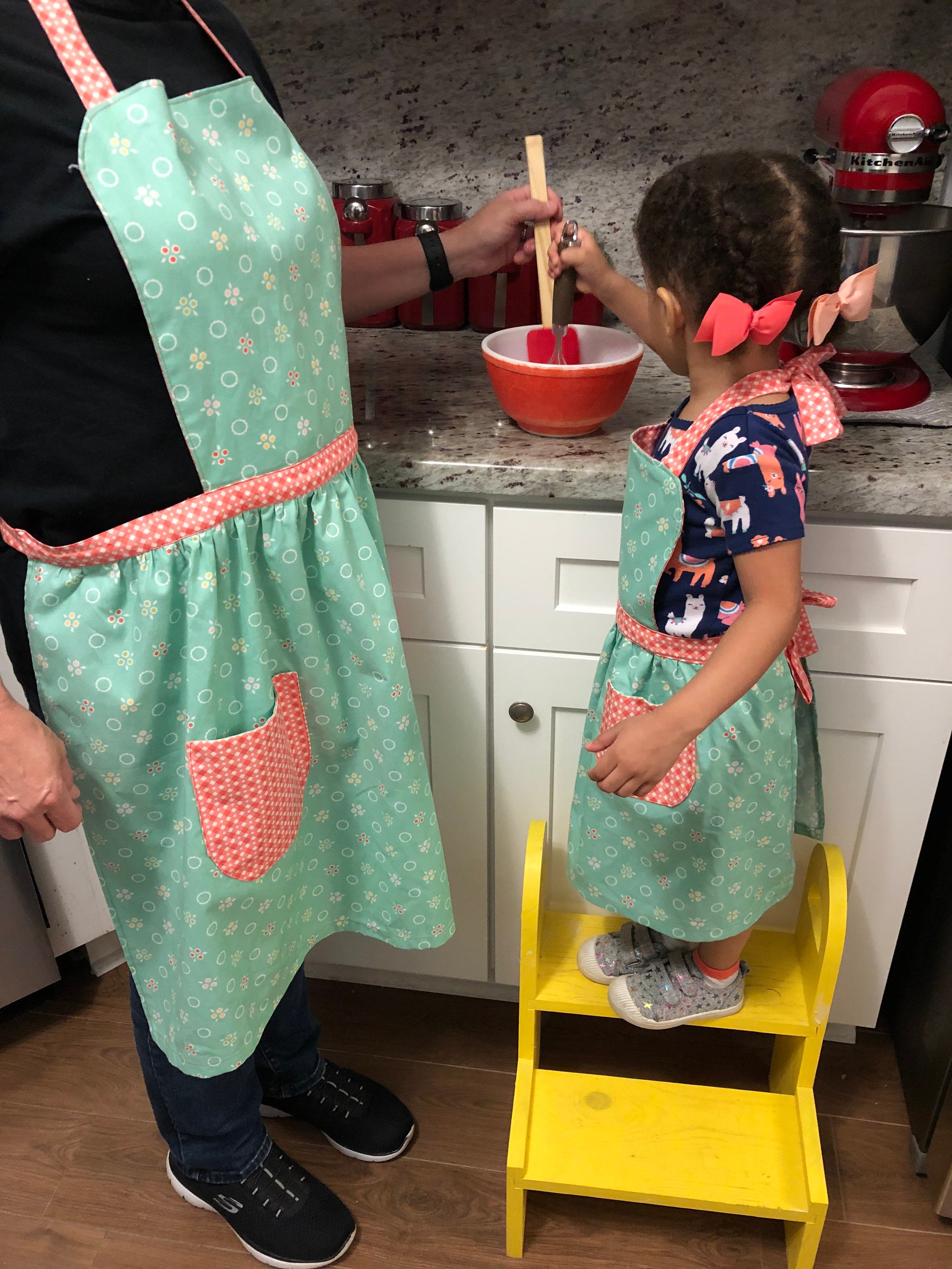  Atdesk Customized 2 Pack Parent-Child Aprons, Matching Family Apron  Set, Adjustable Father Son Mummy Daughter Cooking Apron, Head Chef Sous  Chef Bib Aprons with Pockets(Black) : Home & Kitchen