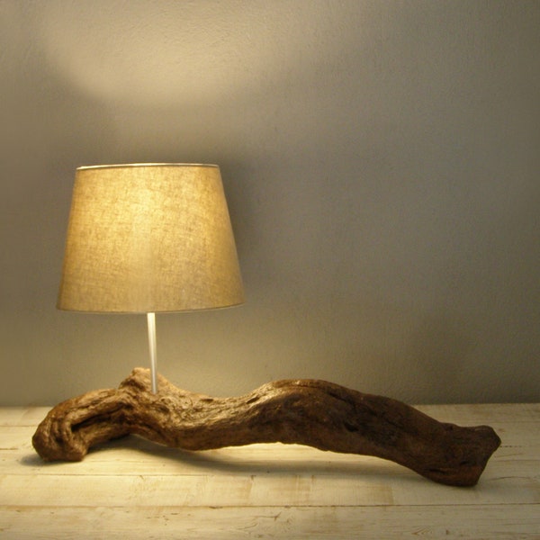 Lámpara de sobremesa Driftwood, lámpara de madera desgastada, lámpara de mesa única, lámpara Driftwood, lámpara minimalista, arte Driftwood, lámpara de mesa